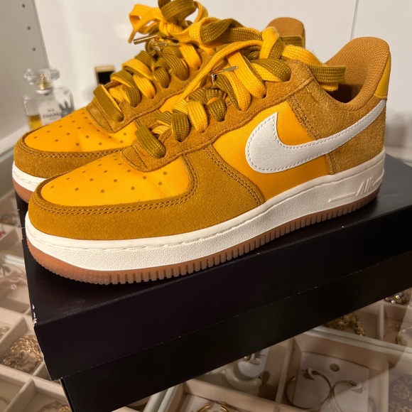 Size 5.5 - Nike Air Force 1 '07 SE Gold Suede - DA8302-700 In Box - Picture 6 of 8